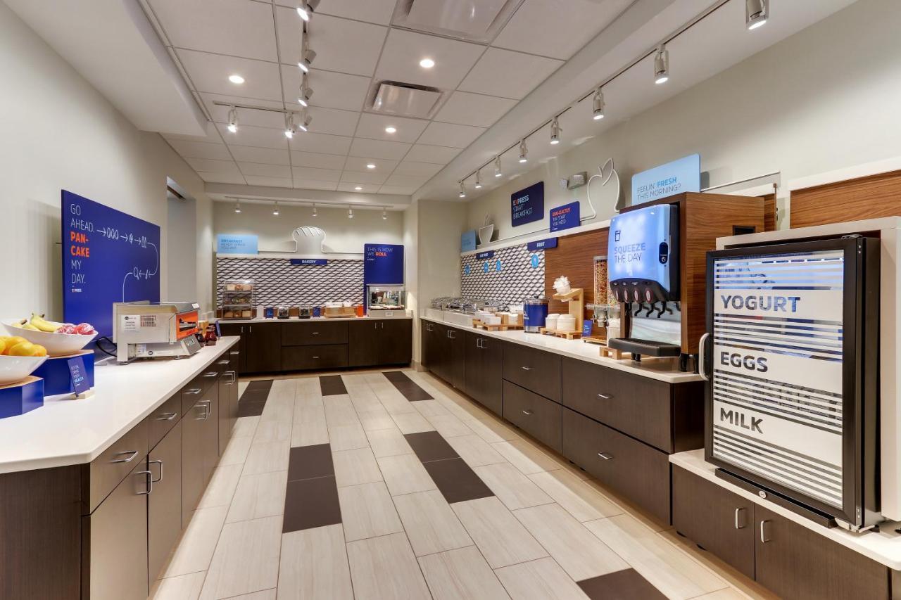 Holiday Inn Express & Suites - Roanoke - Civic Center المظهر الخارجي الصورة