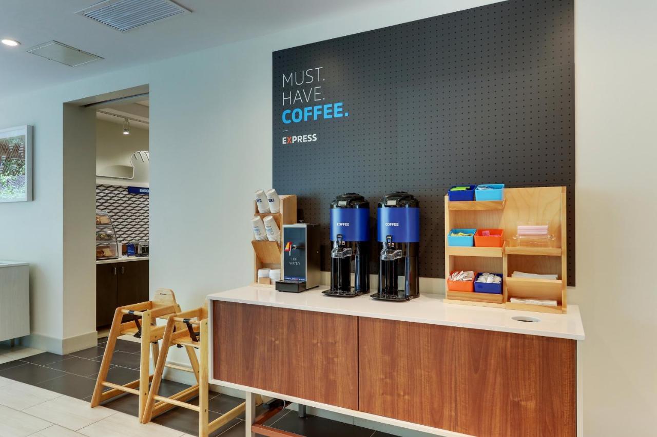 Holiday Inn Express & Suites - Roanoke - Civic Center المظهر الخارجي الصورة